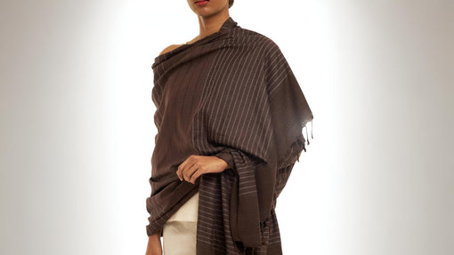 how to wear shawl with saree