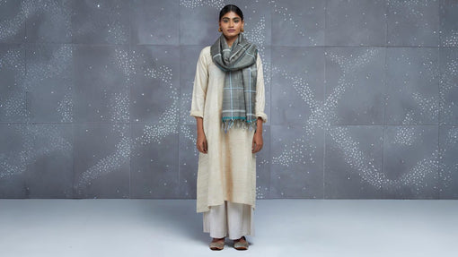 How to Wear a Stole with Kurta Without Overdoing It