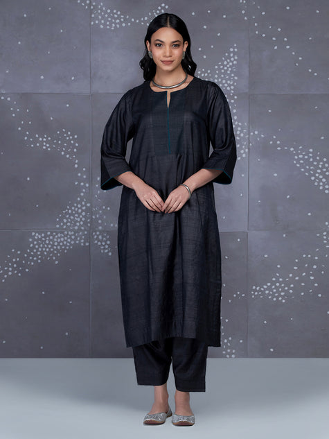 Adhira Kurta