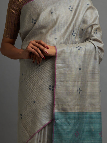 Nishaad Saree