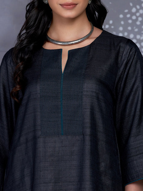 Adhira Kurta