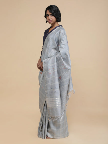 Nilaathara Saree