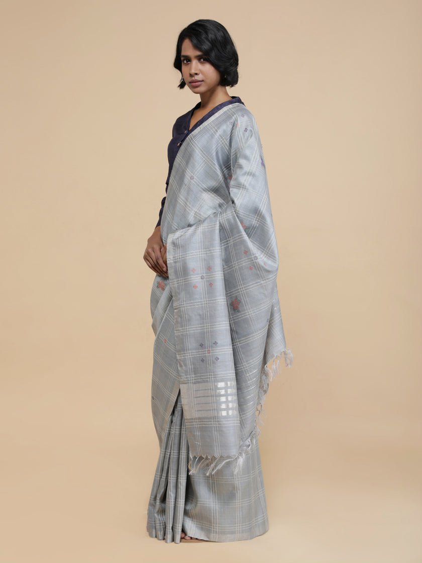 Nilaathara Saree