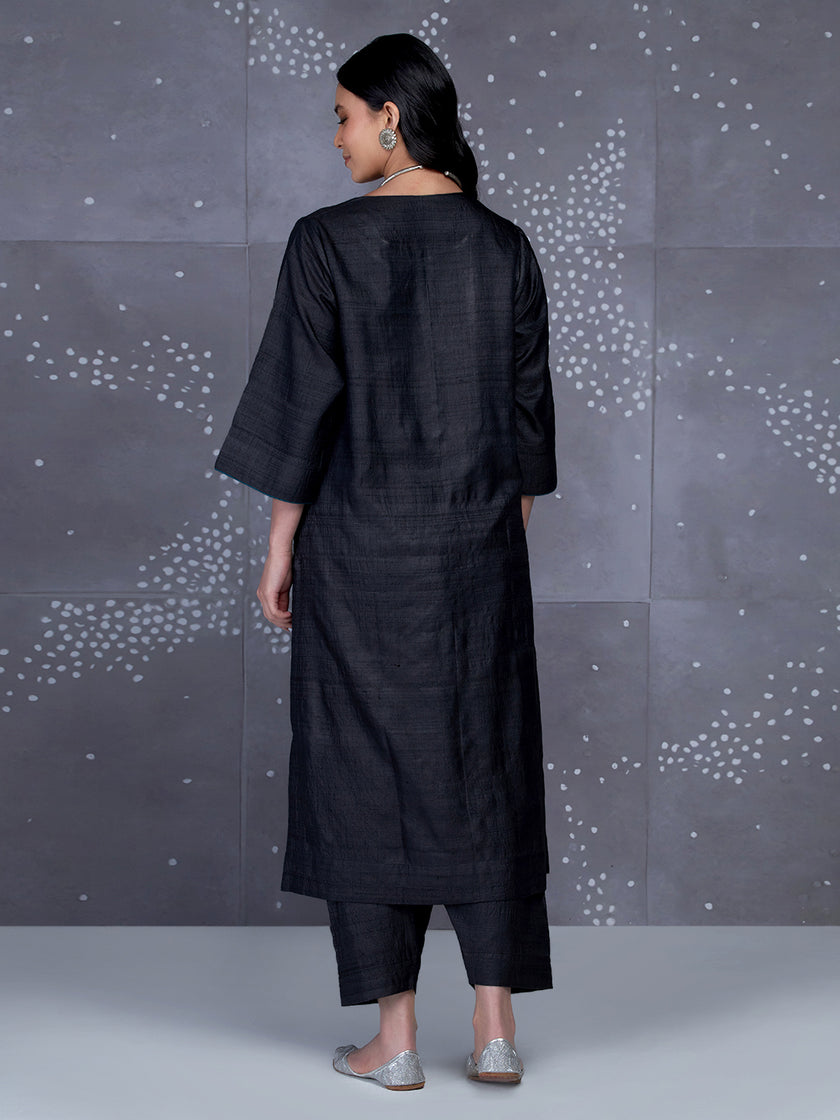 Adhira Kurta